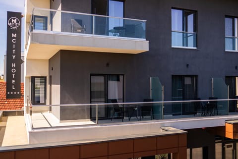 Property building, Day, Balcony/Terrace