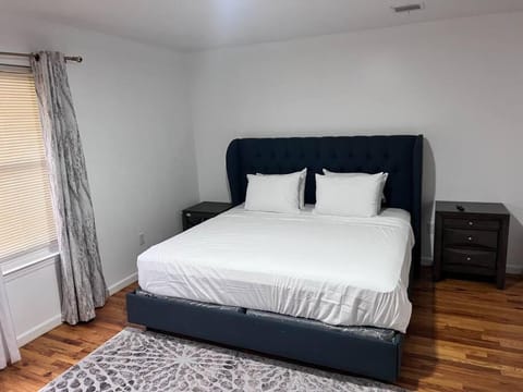 Elegant 3 KINGs bedroom near Downtown Newark EWR NYC Airport Condo in Newark