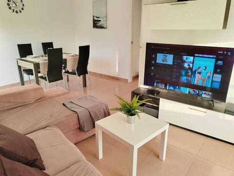 Communal lounge/ TV room, TV and multimedia, Living room, Dining area, Evening entertainment