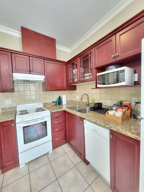 Coffee/tea facilities, Kitchen or kitchenette, dishwasher, microwave, minibar, oven, stove, toaster