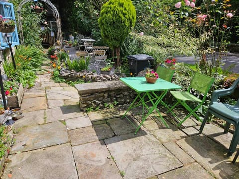 Day, Garden, Garden, Dining area, Garden view