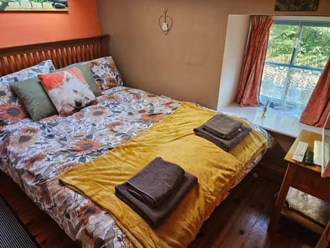 Bed, View (from property/room), Photo of the whole room, Bedroom, towels