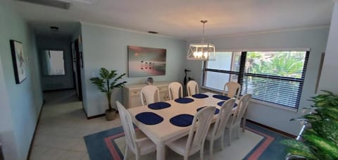 Photo of the whole room, Seating area, Dining area