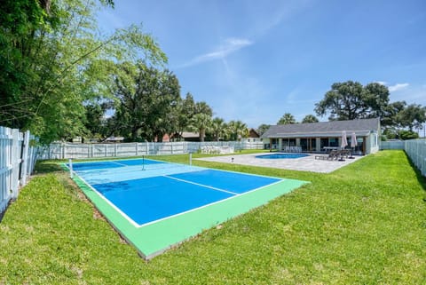 Pickleball Court Heated Pool Fire-Pit (West Palm Beach) - 8 min to beach House in West Palm Beach