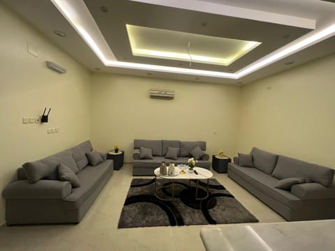 شقة كبيرة 3 غرف نوم وصالة Large apartment with 3 bedrooms and a living room Condo in Makkah Province