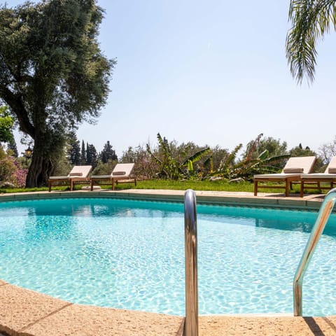 Day, Swimming pool, sunbed