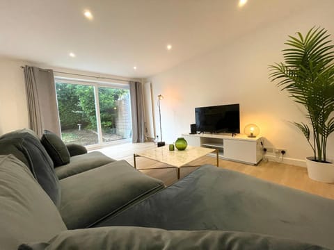 Contemporary-styled 3-Bed House Apartment in High Wycombe