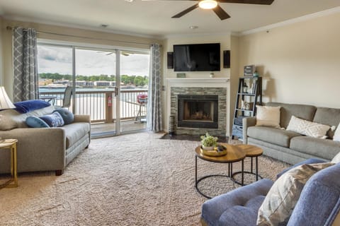 Osage Beach Getaway Lakefront Condo with Pool! Appartement in Osage Beach