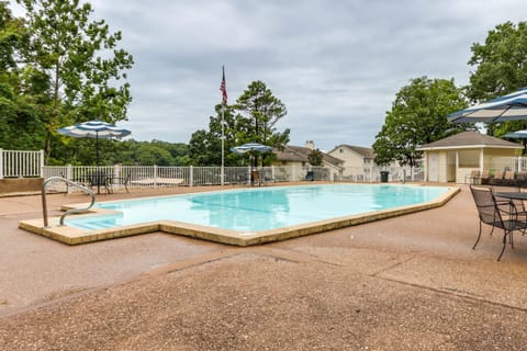 Osage Beach Getaway Lakefront Condo with Pool! Appartement in Osage Beach