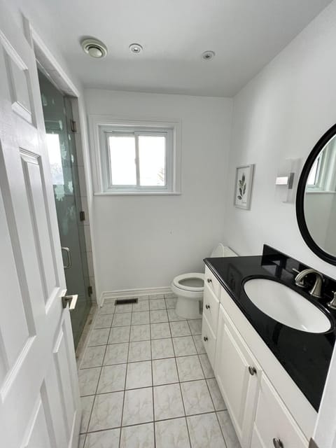Letitia Heights !E Spacious and Quiet Private Bedroom with Private Bathroom Location de vacances in Barrie