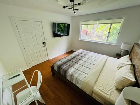 Letitia Heights !F Spacious and Stylish Private Bedroom with Shared Bathroom Location de vacances in Barrie