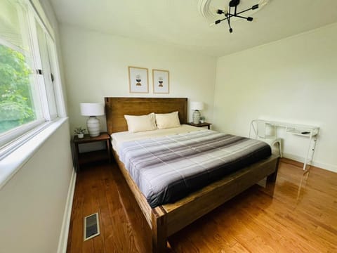 Letitia Heights !F Spacious and Stylish Private Bedroom with Shared Bathroom Location de vacances in Barrie