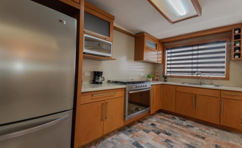 Kitchen or kitchenette, minibar, pet friendly, stove