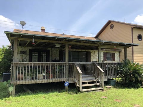 Rocky River House on Medina River Bed and Breakfast in Bandera