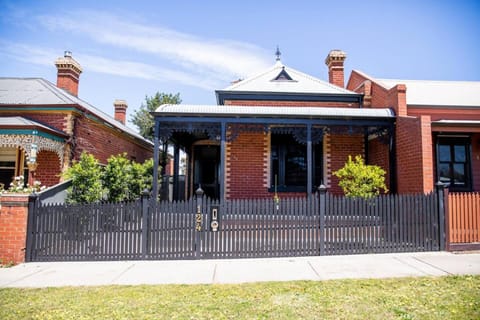 Stunning high end terrace in the heart of Bendigo House in Bendigo