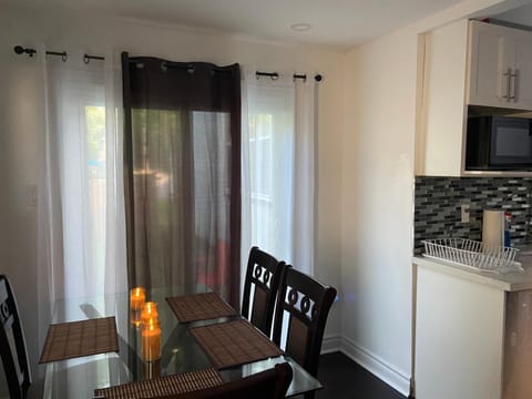 Oshawa Downtown, 2 Bed rooms house fully furnished Apartment in Oshawa