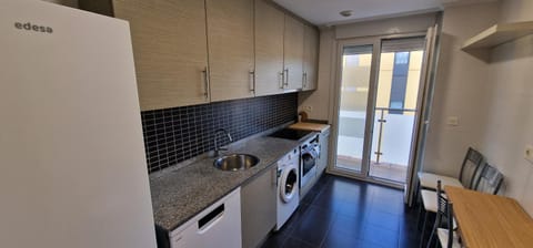 Kitchen or kitchenette, Dining area, dishwasher, minibar, pet friendly, stove