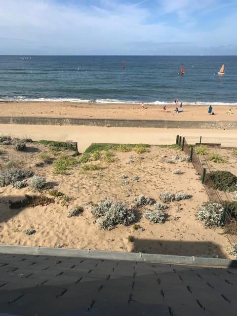 En bord de mer, vue et accès direct à la plage Condo in Batz-sur-Mer