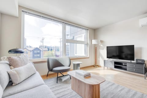 Queen Anne 1BR w Roof Gym WD nr Metro SEA-349 Apartamento in South Lake Union