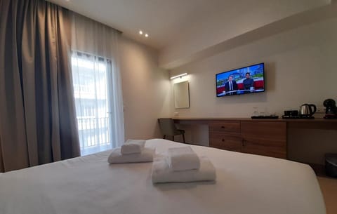 Bed, TV and multimedia, Bedroom