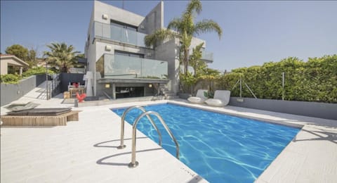 Property building, Day, Pool view, Swimming pool, sunbed