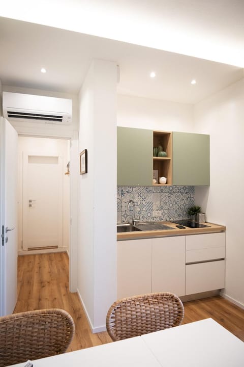 Kitchen or kitchenette, air conditioner