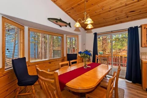 Cozy Adorable Cabin / Scenic Outdoor dining area Casa in Big Bear