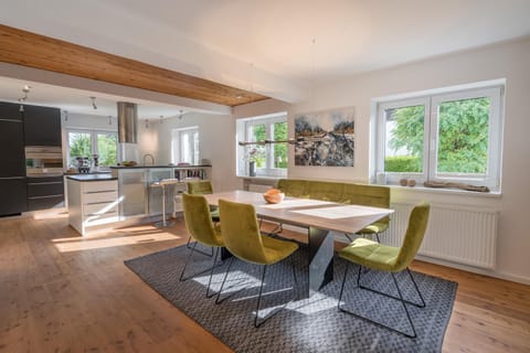 Kitchen or kitchenette, Living room, Seating area, Dining area