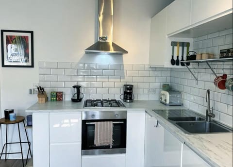 Sunny One bedroom flat in the heart of Hackney Apartment in Edgware