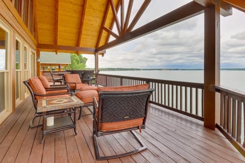 Lakefront Langley Retreat with Decks and Great Views! House in Langley