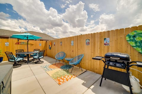 Newly Built Sparks Home with Hot Tub 12 Mi to Reno! Copropriété in Reno