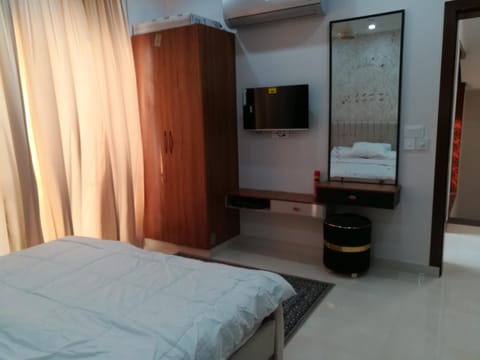 Bed, TV and multimedia, Bedroom, wardrobe