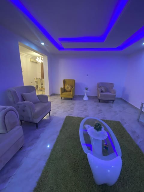Labi’s place. 1,2 bedrooms apartments beautifully furnished in a secured estate at Adeniyi Jones Ikeja. 24 hrs light, secured apartment,WiFi, fully fitted kitchen, Close to everywhere, Airport pick up ( optional) Condo in Lagos