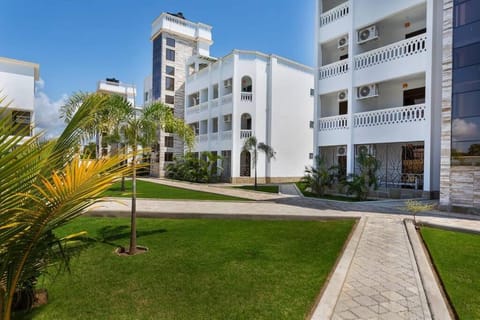 Property building, Day, Natural landscape, Garden, Garden view, Location