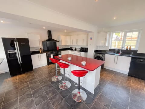 5 bedroom with cinema room, jacuzzi and entertainment amenities Apartment in Borough of Swale