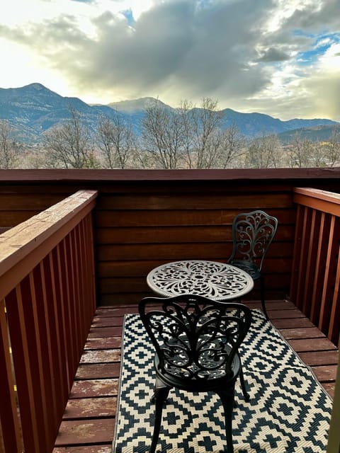 Indoor pool, hot tub, sauna! Villa in Colorado Springs