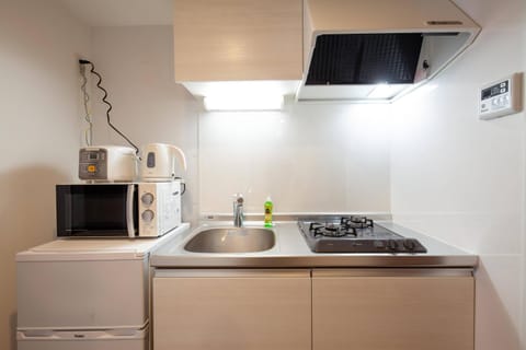 Kitchen or kitchenette, minibar, stove