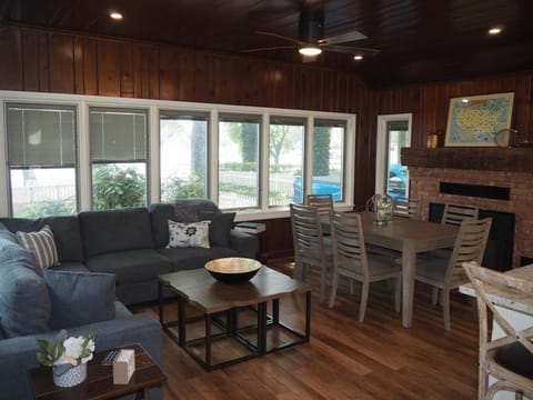 Lorlee - A Large And Luxurious Lakefront Cottage! Casa in Sister Lakes