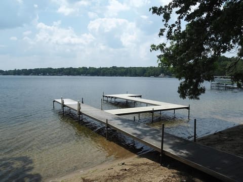 Lorlee - A Large And Luxurious Lakefront Cottage! House in Sister Lakes