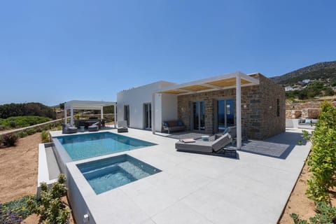 Property building, Patio, Day, Swimming pool, sunbed