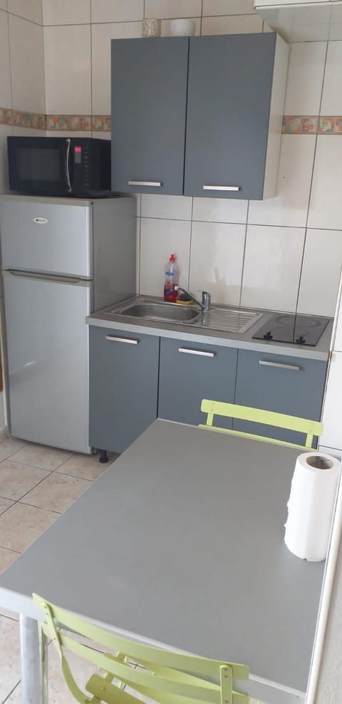 Kitchen or kitchenette, minibar