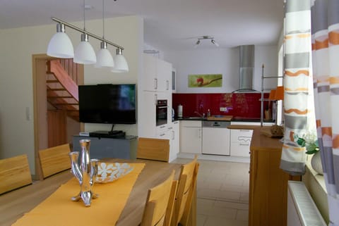 Kitchen or kitchenette, Photo of the whole room, Dining area