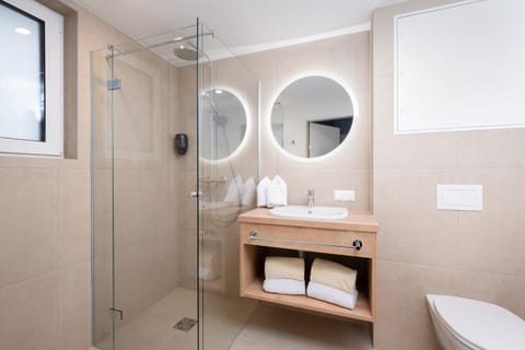 Shower, Toilet, Bathroom, towels