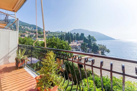 A due passi da Camogli Near to Camogli, apartment with terrace and seaside view Condo in Camogli
