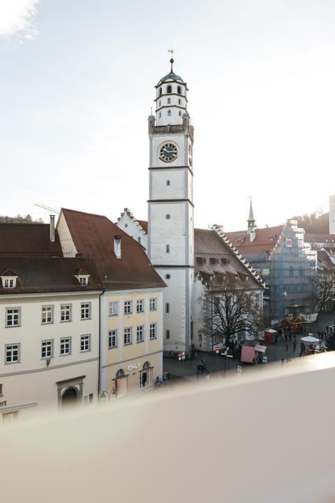 Property building, Nearby landmark, Day, Neighbourhood, City view, Landmark view, Street view, Location