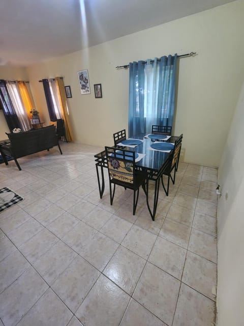 Single Room on Farcas Drive Wohnung in St. Ann Parish