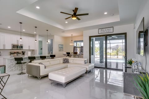 Sleek Cape Coral Home with Pool - Near Waterpark! Maison in Cape Coral