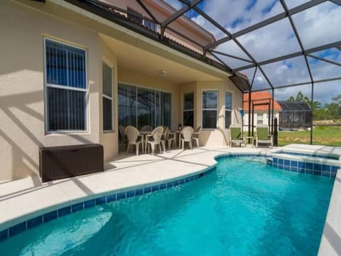 Viola Large 5BR Pool Home in Gated Resort House in Loughman