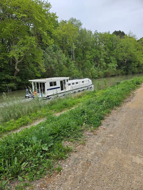 Nearby landmark, Natural landscape