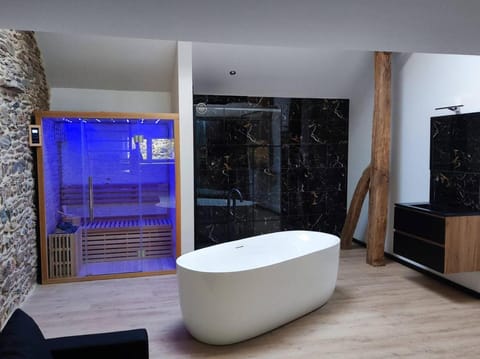 Loft noir (baignoire balnéo et sauna) Condo in Trois-Ponts